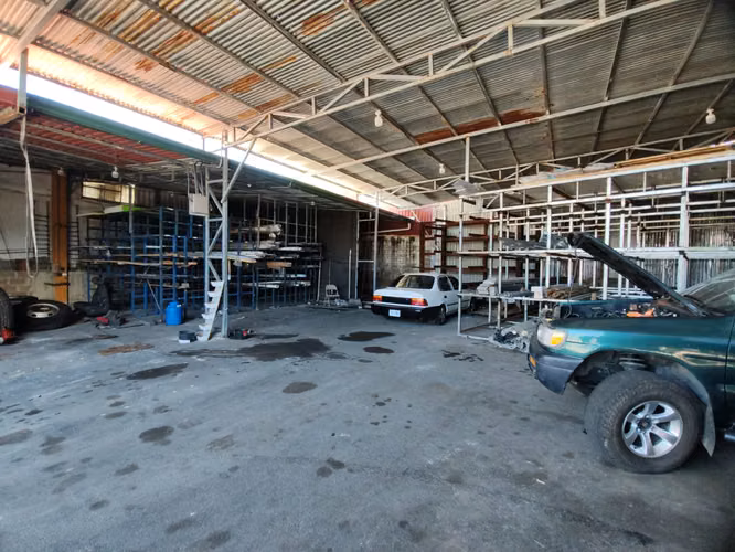Venta de Propiedad Comercial y Bodega en calle Principal de Heredia