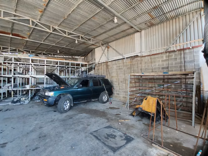 Venta de Propiedad Comercial y Bodega en calle Principal de Heredia