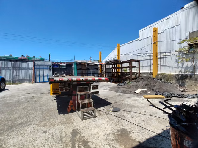 Venta de Propiedad Comercial y Bodega en calle Principal de Heredia