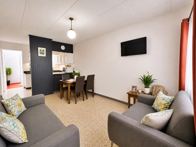 Venta apartamento remodelado de 2 dormitorios, Montes de Oca. (IC)