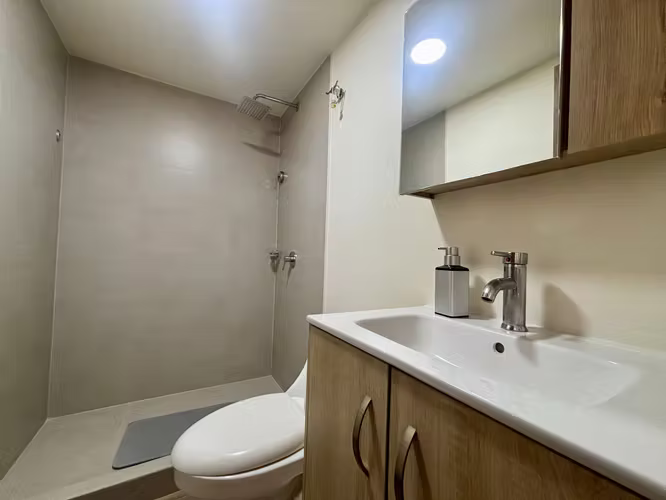Rebajado. Totalmente amueblado, rodeado de naturaleza en Condominio en Rio Oro, Santa Ana.