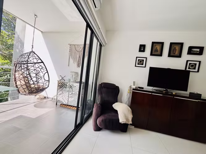 Rebajado. Totalmente amueblado, rodeado de naturaleza en Condominio en Rio Oro, Santa Ana.