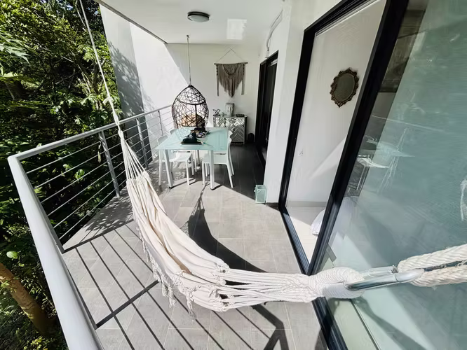 Rebajado. Totalmente amueblado, rodeado de naturaleza en Condominio en Rio Oro, Santa Ana.
