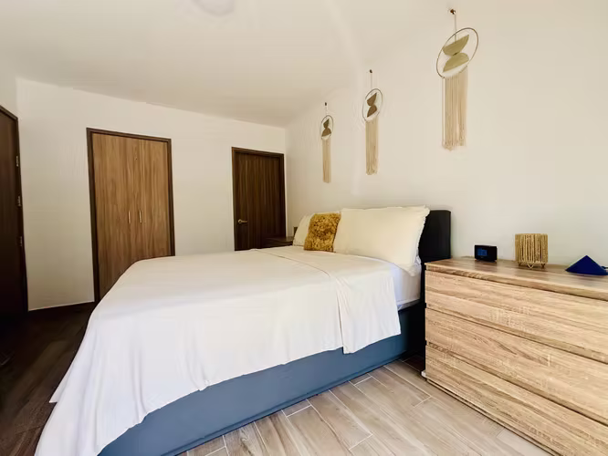 Rebajado. Totalmente amueblado, rodeado de naturaleza en Condominio en Rio Oro, Santa Ana.