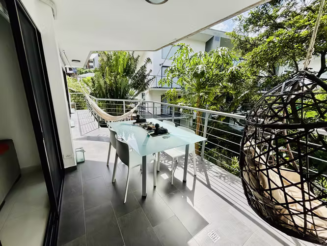 Rebajado. Totalmente amueblado, rodeado de naturaleza en Condominio en Rio Oro, Santa Ana.