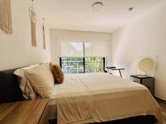 Rebajado. Totalmente amueblado, rodeado de naturaleza en Condominio en Rio Oro, Santa Ana.