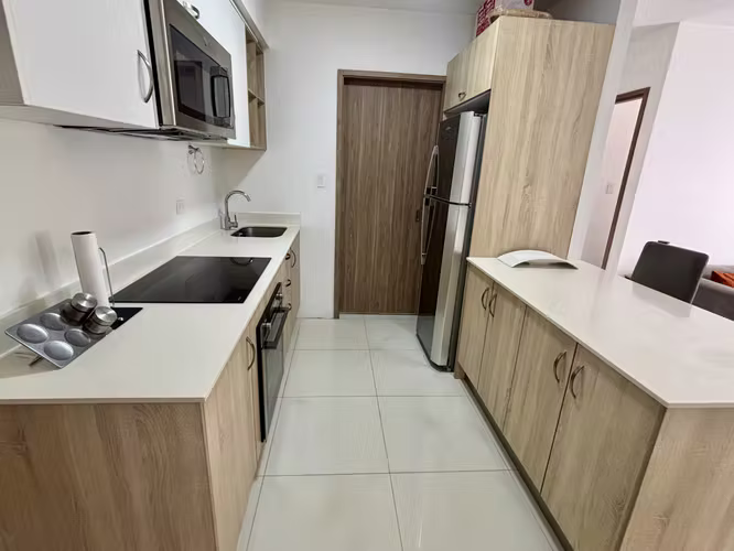 Rebajado. Totalmente amueblado, rodeado de naturaleza en Condominio en Rio Oro, Santa Ana.