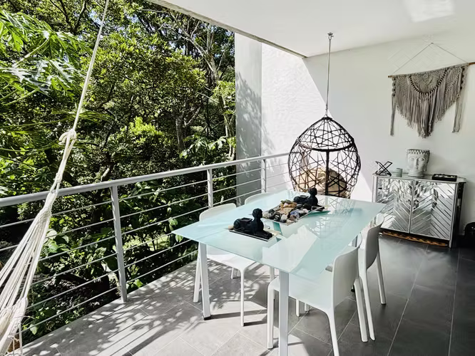 Rebajado. Totalmente amueblado, rodeado de naturaleza en Condominio en Rio Oro, Santa Ana.