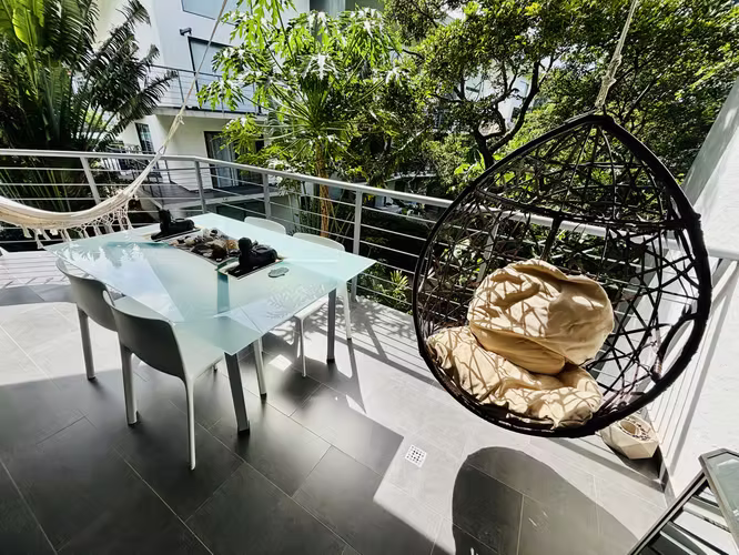 Rebajado. Totalmente amueblado, rodeado de naturaleza en Condominio en Rio Oro, Santa Ana.