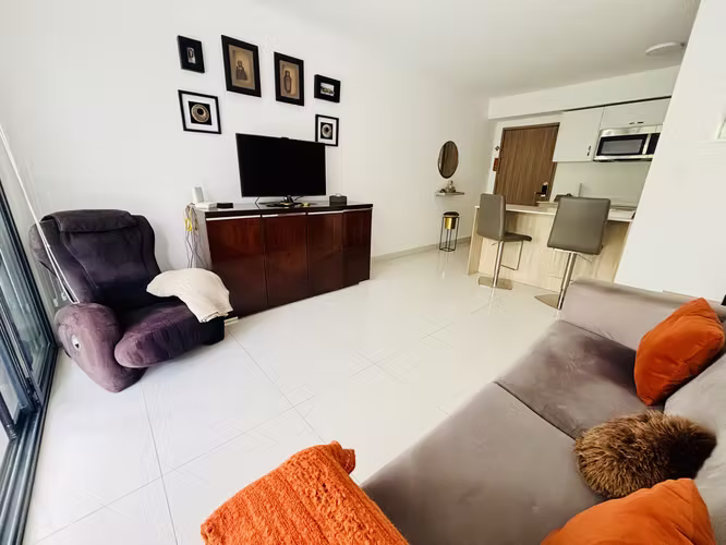 Rebajado. Totalmente amueblado, rodeado de naturaleza en Condominio en Rio Oro, Santa Ana.