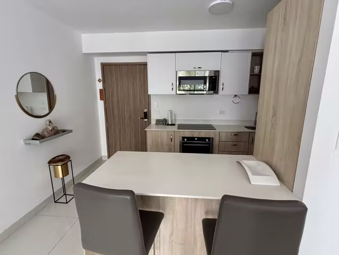Rebajado. Totalmente amueblado, rodeado de naturaleza en Condominio en Rio Oro, Santa Ana.