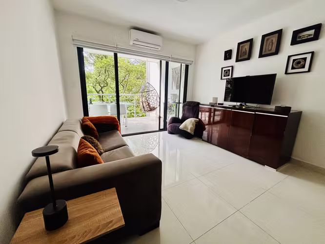 Rebajado. Totalmente amueblado, rodeado de naturaleza en Condominio en Rio Oro, Santa Ana.