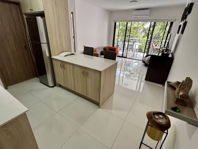 Rebajado. Totalmente amueblado, rodeado de naturaleza en Condominio en Rio Oro, Santa Ana.