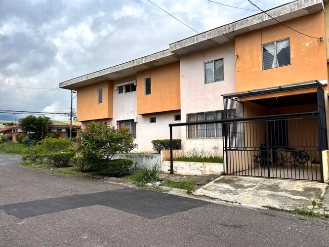 ¡OPORTUNIDAD DE INVERSIÓN! Gran terreno de 373 m²  y 472 m² con alto potencial. - Imagen 4