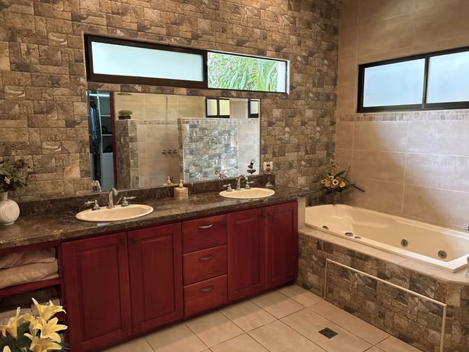 SE VENDE Residencia de una Planta en Ciudad Colón.  2119 m² de Terreno - Imagen 9