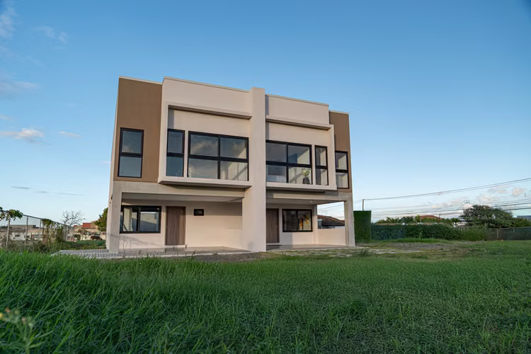 EXCLUSIVO Y MODERNO. FULL AMENIDADES. CASAS EN CONDOMINIO. BELEN DE  HEREDIA