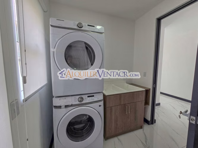 CONDO DE 305 M2 CON 546 M2 DE LOTE EN GUACHIPELIN ESCAZU