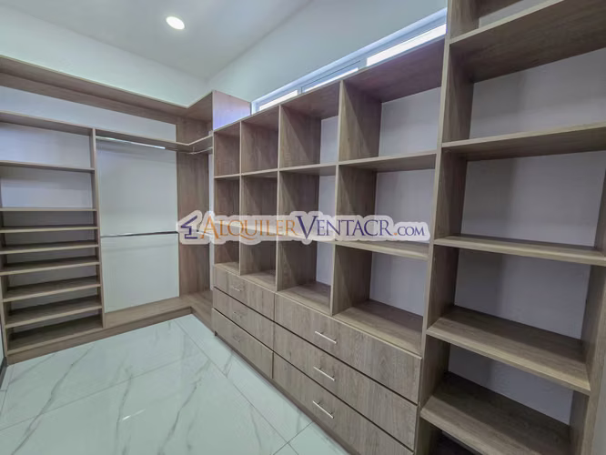 CONDO DE 305 M2 CON 546 M2 DE LOTE EN GUACHIPELIN ESCAZU