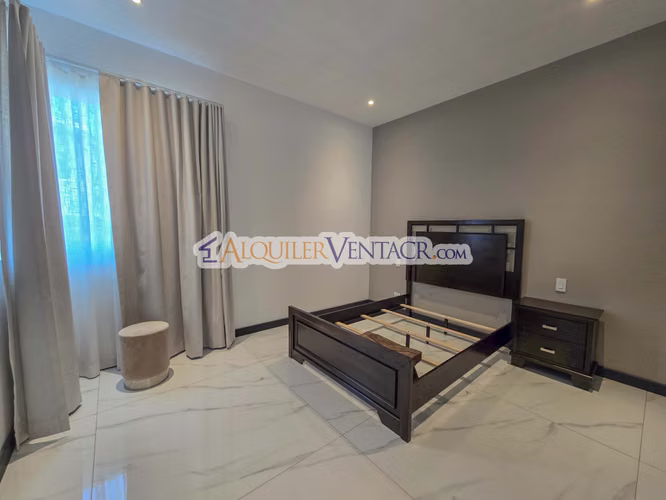 CONDO DE 305 M2 CON 546 M2 DE LOTE EN GUACHIPELIN ESCAZU