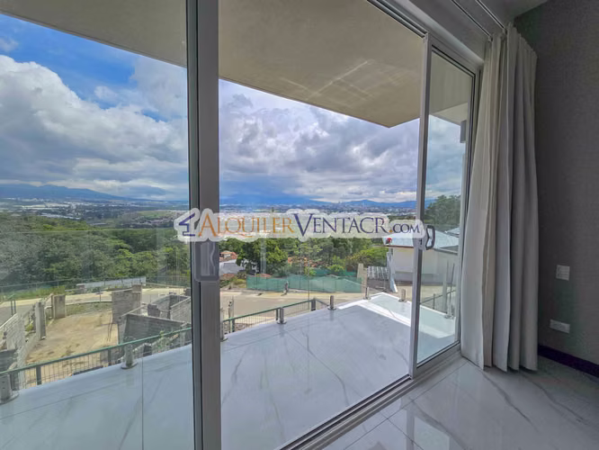 CONDO DE 305 M2 CON 546 M2 DE LOTE EN GUACHIPELIN ESCAZU
