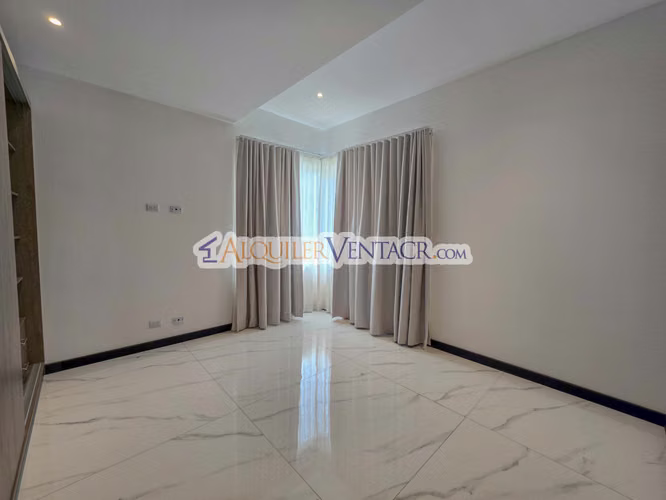 CONDO DE 305 M2 CON 546 M2 DE LOTE EN GUACHIPELIN ESCAZU