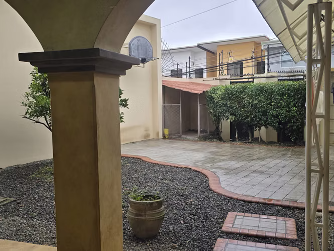 VENTA DE CASA DE 4 HABITACIONES EN PINARES, CURRIDABAT (JK)