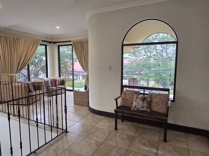 VENTA DE CASA DE 4 HABITACIONES EN PINARES, CURRIDABAT (JK)