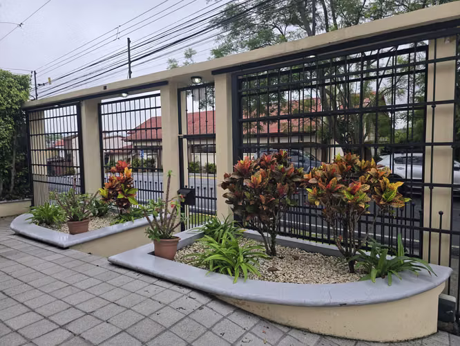 VENTA DE CASA DE 4 HABITACIONES EN PINARES, CURRIDABAT (JK)