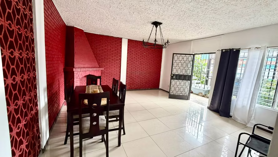 SE VENDE EDIFICIO DE 4 APARTAMENTOS EN PLAZA VIQUEZ ! REBAJADA !