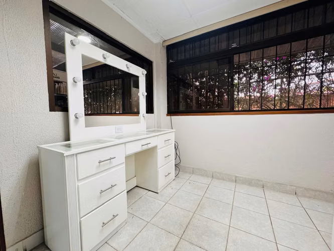 Se alquila espacioso local comercial en La Uruca - Imagen 2