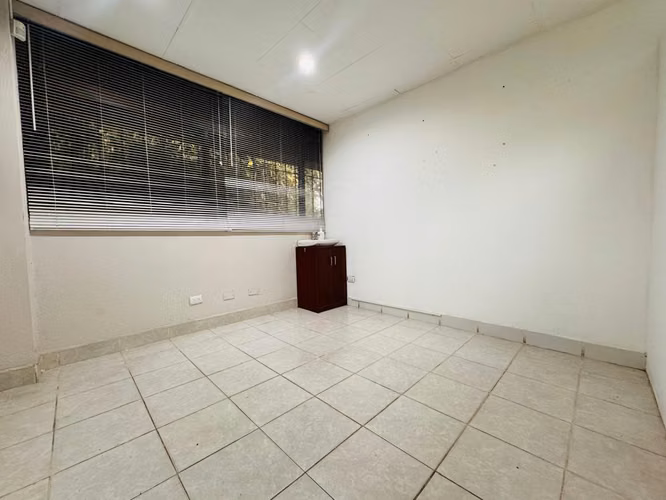 Se alquila espacioso local comercial en La Uruca - Imagen 4