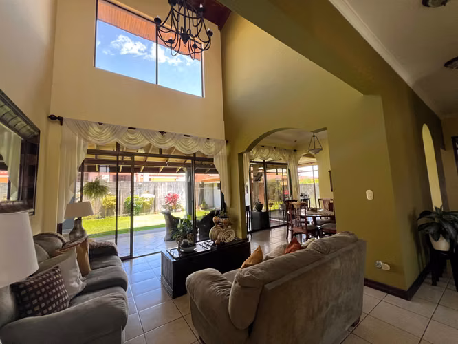 Se vende amplia casa San Pablo de Heredia - Imagen 4