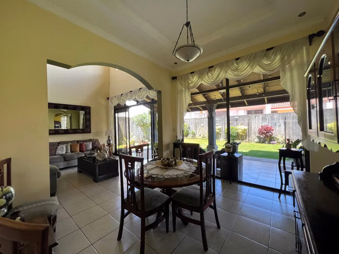 Se vende amplia casa San Pablo de Heredia - Imagen 10