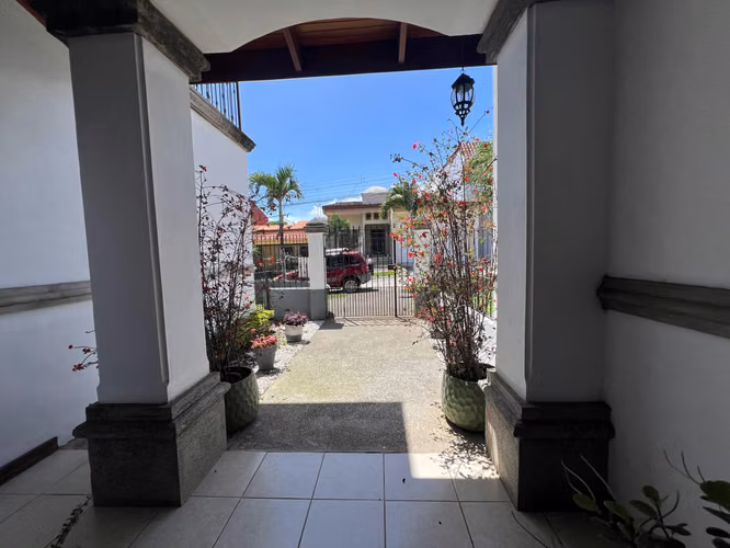 Se vende amplia casa San Pablo de Heredia - Imagen 2