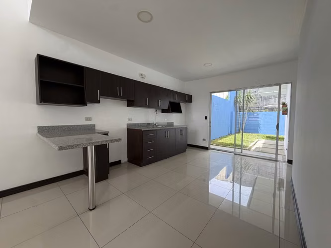 Busca Casa Impecable/Amplios Espacios/Jardín/Seguridad 24/7