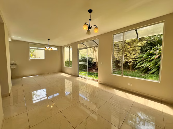 Venta casa contemporánea esquinera con jardín, Sabanilla. (MN) - Imagen 5