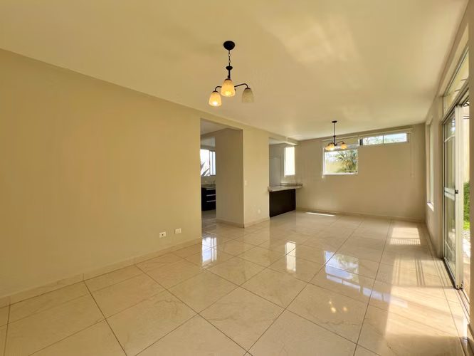 Venta casa contemporánea esquinera con jardín, Sabanilla. (MN) - Imagen 4