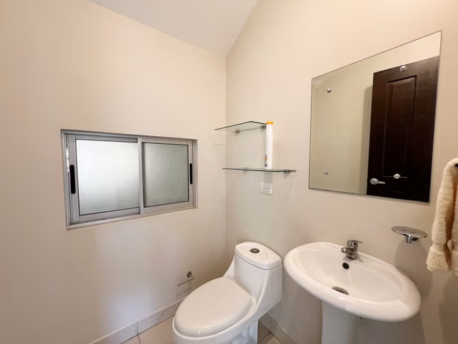 Venta casa contemporánea esquinera con jardín, Sabanilla. (MN) - Imagen 11