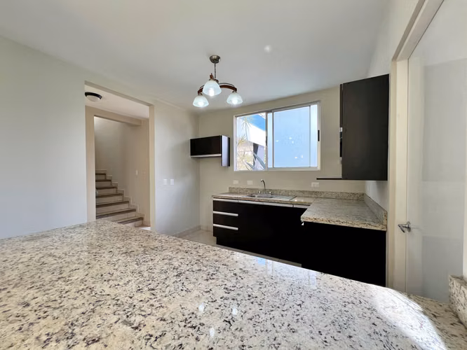 Venta casa contemporánea esquinera con jardín, Sabanilla. (MN) - Imagen 8