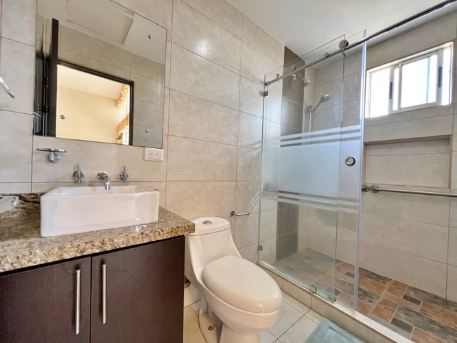 Venta casa contemporánea esquinera con jardín, Sabanilla. (MN) - Imagen 14
