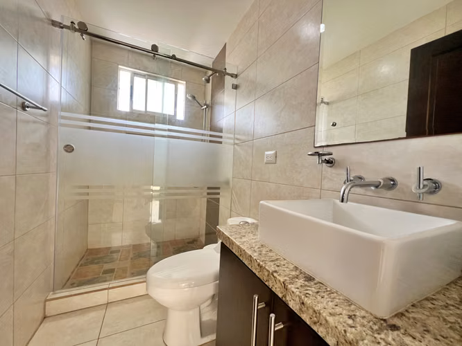 Venta casa contemporánea esquinera con jardín, Sabanilla. (MN) - Imagen 16