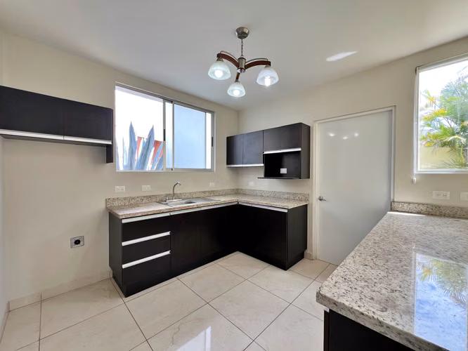 Venta casa contemporánea esquinera con jardín, Sabanilla. (MN) - Imagen 9