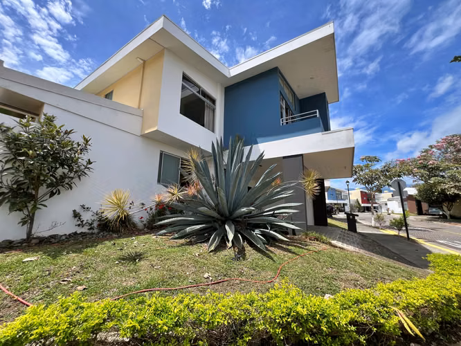 Venta casa contemporánea esquinera con jardín, Sabanilla. (MN) - Imagen 2