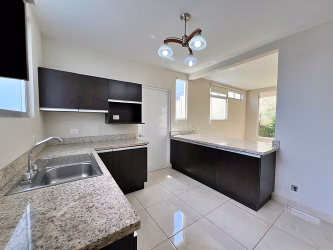 Venta casa contemporánea esquinera con jardín, Sabanilla. (MN) - Imagen 10