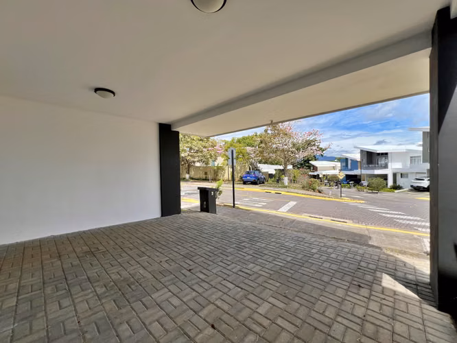 Venta casa contemporánea esquinera con jardín, Sabanilla. (MN) - Imagen 3