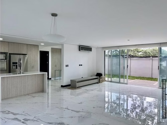 Venta de casa en Pozos, Santa Ana.
