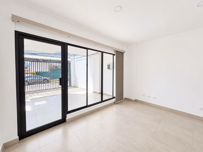 Alquiler de apartamento nuevo. San Antonio de Escazú. Incluye servicios.