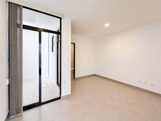 Alquiler de apartamento nuevo. San Antonio de Escazú. Incluye servicios.
