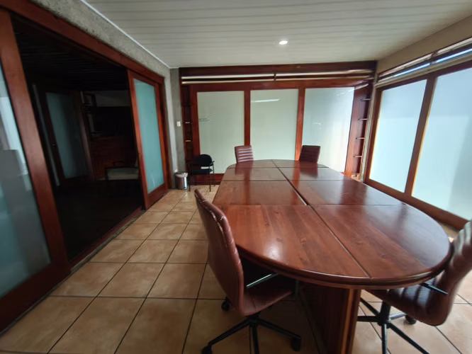 Alquiler de casa de 8 habitaciones en Curridabat: jardín, terraza y seguridad 24 horas