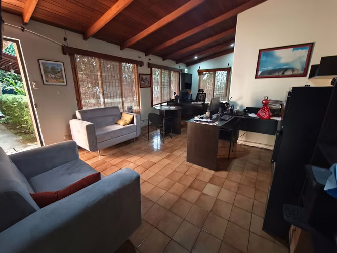 Alquiler de casa de 8 habitaciones en Curridabat: jardín, terraza y seguridad 24 horas